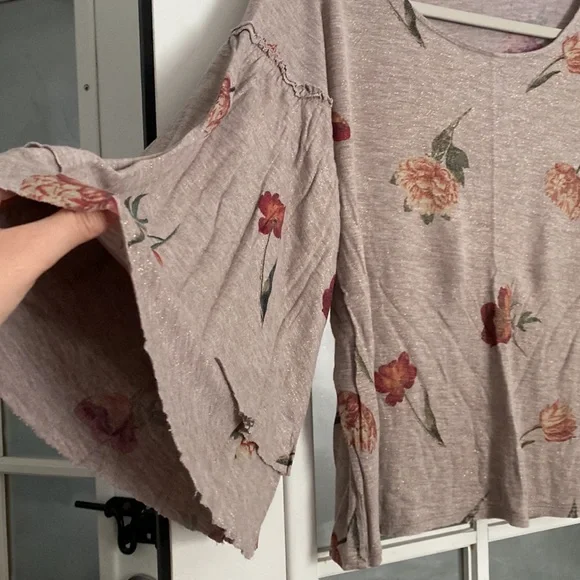 Lucky Brand women’s cropped bell sleeve floral top - Picture 3 of 5